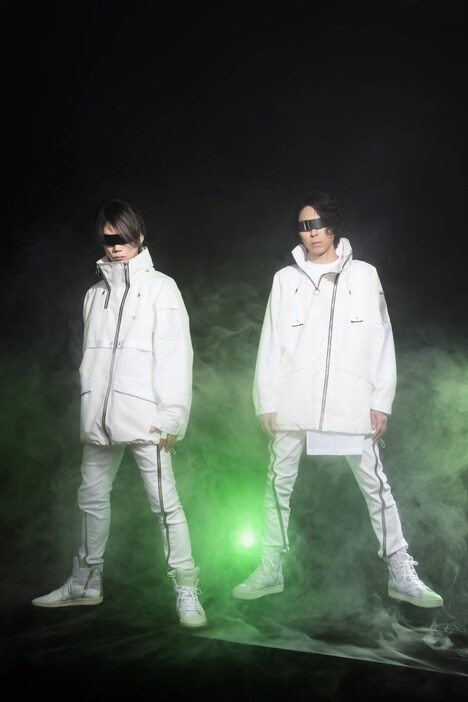 fuzzy knot。左から、田澤孝介（Vo）、Shinji（G）。