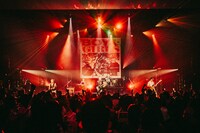 「“老いてもヤングスキニーツアーvol.5”サブタイトルもう思い付きま編」山梨・ふじさんホール公演の様子（撮影：うえむらすばる）