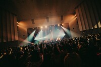 「“老いてもヤングスキニーツアーvol.5”サブタイトルもう思い付きま編」山梨・ふじさんホール公演の様子。（撮影：うえむらすばる）