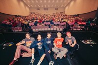 「“老いてもヤングスキニーツアーvol.5”サブタイトルもう思い付きま編」山梨・ふじさんホール公演で撮影された記念写真。（撮影：うえむらすばる）