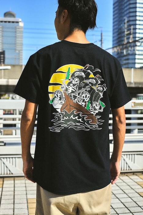 「VANS × ELLEGARDEN」の「PIRATES OTW TEE」（BLACK）。