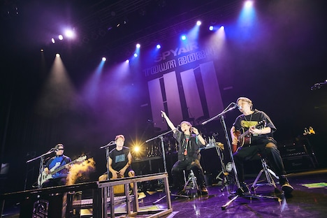 「LIAR」をアコースティックスタイルで披露するSPYAIR。（撮影：鳥居洋介）