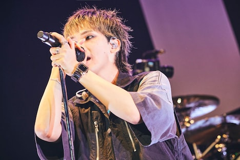 YOSUKE（Vo）（撮影：鳥居洋介）