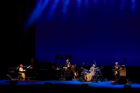 「矢野顕子さとがえるコンサート2024 featuring 小原礼・佐橋佳幸・林立夫」NHKホール公演の様子。（Photo by YUSUKE TAKAMURA）