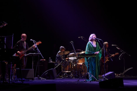 「矢野顕子さとがえるコンサート2024 featuring 小原礼・佐橋佳幸・林立夫」NHKホール公演の様子。（Photo by YUSUKE TAKAMURA）