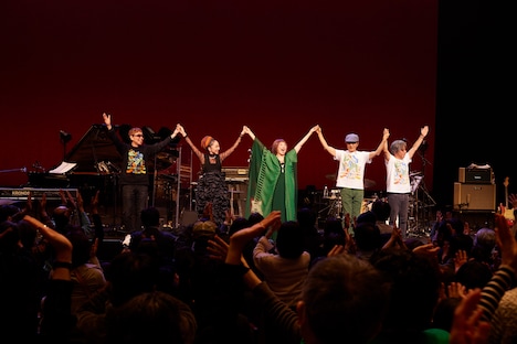 「矢野顕子さとがえるコンサート2024 featuring 小原礼・佐橋佳幸・林立夫」NHKホール公演の様子。（Photo by YUSUKE TAKAMURA）