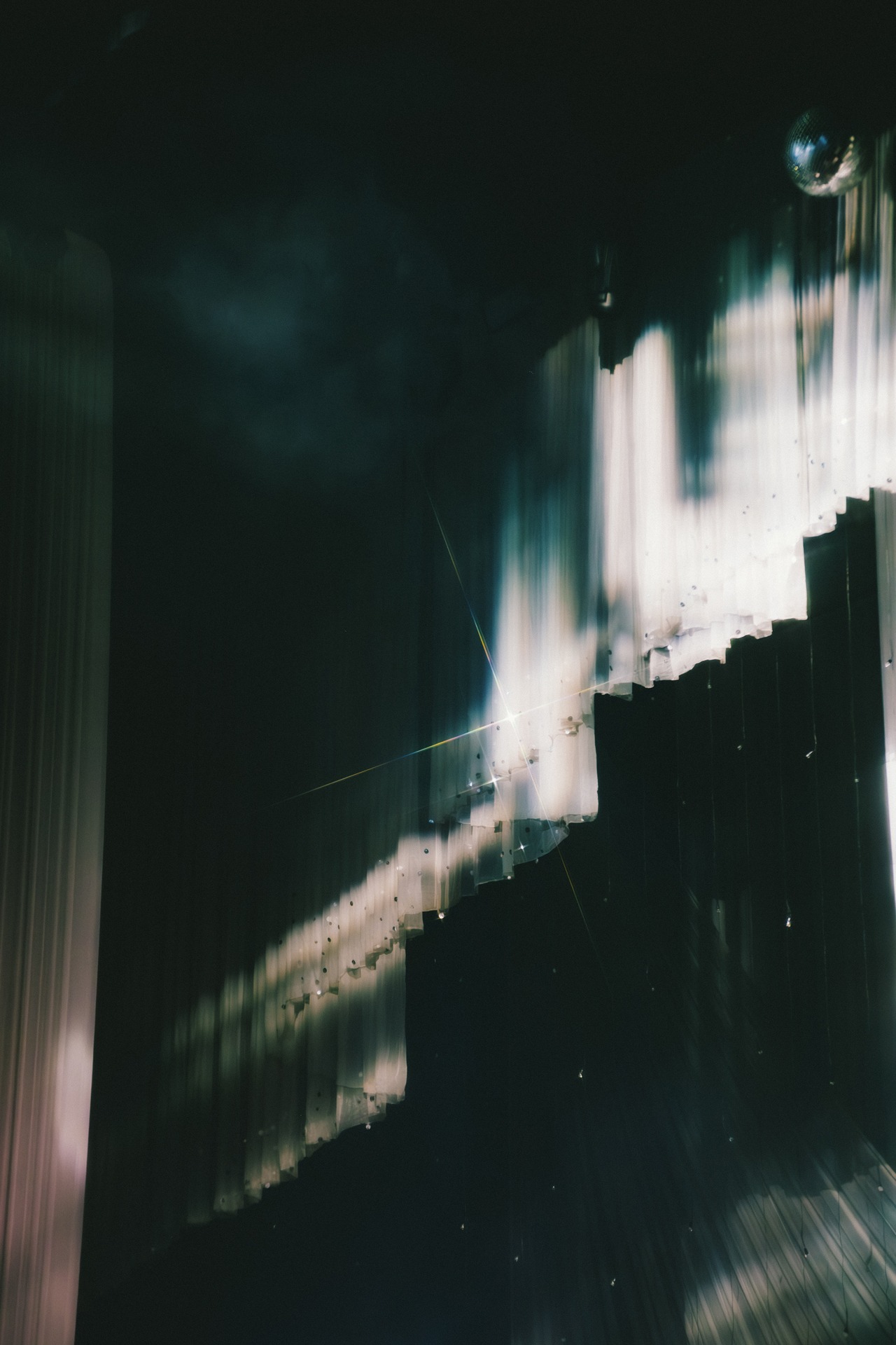 羊文学「まほうがつかえる2024」東京公演のステージ装飾。（Photo by Daiki Miura）