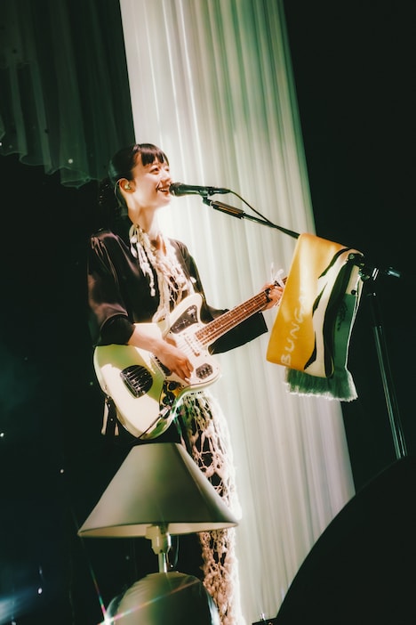 塩塚モエカ（Vo, G）（Photo by Daiki Miura）