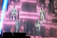 HIP HOPチームのステージの様子。 (P)&(C) PLEDIS Entertainment