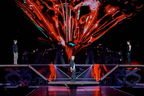 パフォーマスチームのステージの様子。 (P)&(C) PLEDIS Entertainment