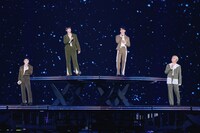 ボーカルチームのステージの様子。 (P)&(C) PLEDIS Entertainment