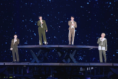 ボーカルチームのステージの様子。 (P)&(C) PLEDIS Entertainment