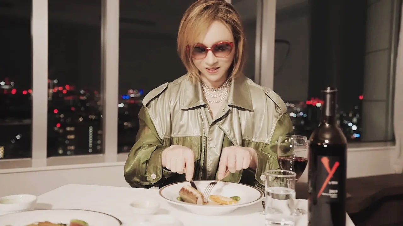 YOSHIKI、黙々と食事