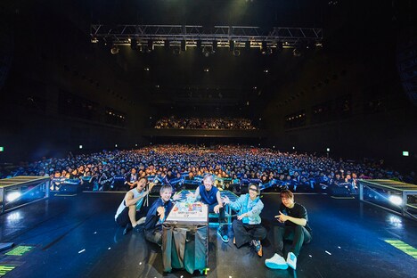 終演後に記念撮影するSPYAIR。（撮影：鳥居洋介）