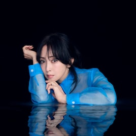 斉藤由貴のセルフカバーアルバム&アコースティック映像作品、歌手デビュー40周年記念日に同時発売