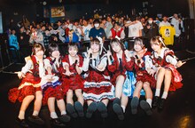 フロアをバックに記念撮影するPalette Parade。（撮影：真島洸）