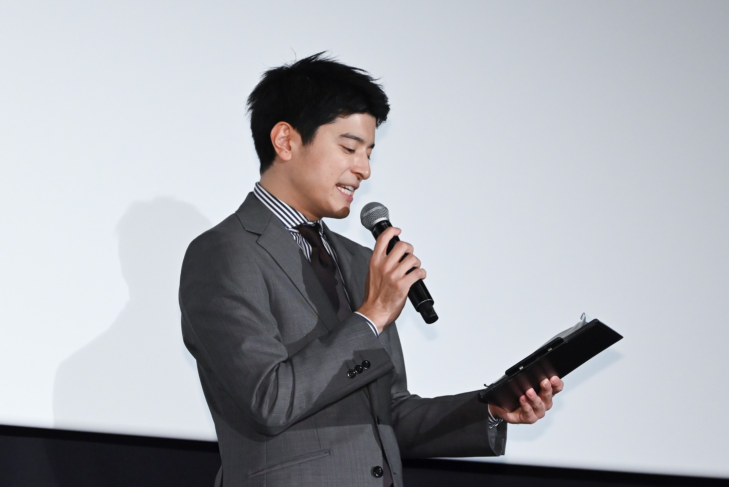 「劇場版 忍たま乱太郎 ドクタケ忍者隊最強の軍師」前夜祭イベントの司会を務める篠原光（日本テレビアナウンサー）。