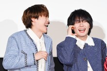 フォトセッション中も仲睦まじげな藤原丈一郎（左）、大西流星（右）。