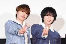 カメラに向かってピースする藤原丈一郎（左）、大西流星（右）。