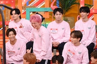 立ち上がるシューヤ（超特急 / 中央）。