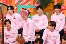 立ち上がるシューヤ（超特急 / 中央）。