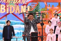 懸垂にチャレンジしてみる酒井健太（アルコ＆ピース）。