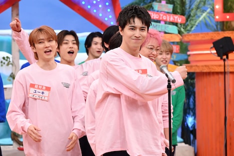 ドヤ顔のタカシ（超特急 / 手前）。