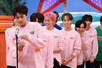 タカシ（超特急 / 手前）の挑戦を見守るメンバー。