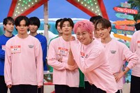 手を合わせるシューヤ（超特急）。