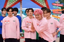 手を合わせるシューヤ（超特急）。