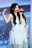 歌唱するKOKONA。