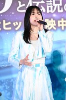 歌唱するMOMONA。