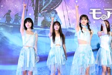 パフォーマンスするME:I。