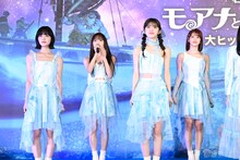 パフォーマンスするME:I。