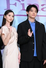 左から齋藤飛鳥、櫻井海音。