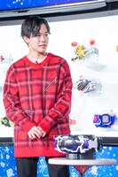 鈴木福と、仮面ライダージーンの変身ベルト。