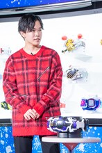 鈴木福と、仮面ライダージーンの変身ベルト。