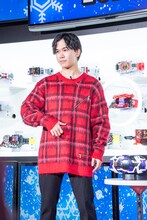 変身ポーズを披露する鈴木福。