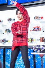 変身ポーズを披露する鈴木福。