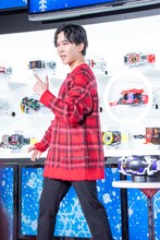 変身ポーズを披露する鈴木福。