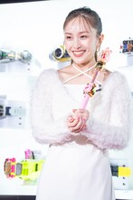 「おジャ魔女どれみ」のなりきり玩具を手に持つ百田夏菜子（ももいろクローバーZ）。