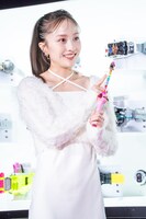 「おジャ魔女どれみ」のなりきり玩具を手に持つ百田夏菜子（ももいろクローバーZ）。