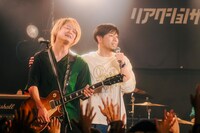 左から木田健太郎（リアクション ザ ブッタ）、吉田結威（吉田山田）。（撮影：松本いづみ）