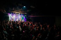 リアクション ザ ブッタと吉田山田。（撮影：松本いづみ）