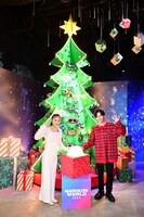 クリスマスツリーの点灯式に参加した百田夏菜子（ももいろクローバーZ）と鈴木福。