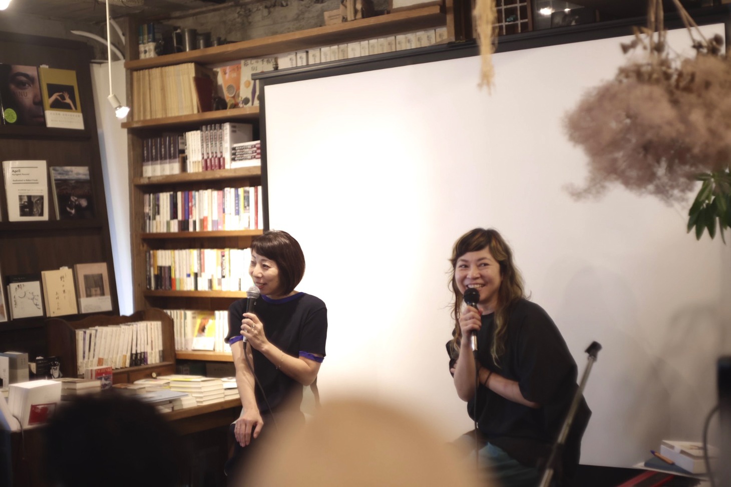 川内倫子（左）と原田郁子（右）。