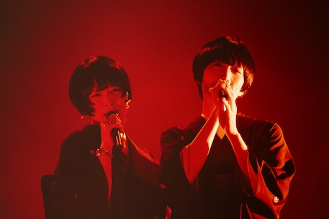 左から椎名林檎、中嶋イッキュウ。（撮影：太田好治）