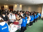 「ぷしゅソングフェス きて！みて！うたって♪♪ぷしゅっとおんがくのせかい」札幌文化劇場 hitaru公演の様子。(c)テレビ東京