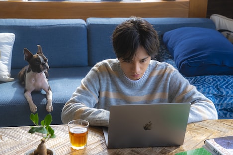 もう一度小説を執筆するべく、リクが真剣な表情でPCに向かうひとコマ。 (c)2025「知らないカノジョ」製作委員会