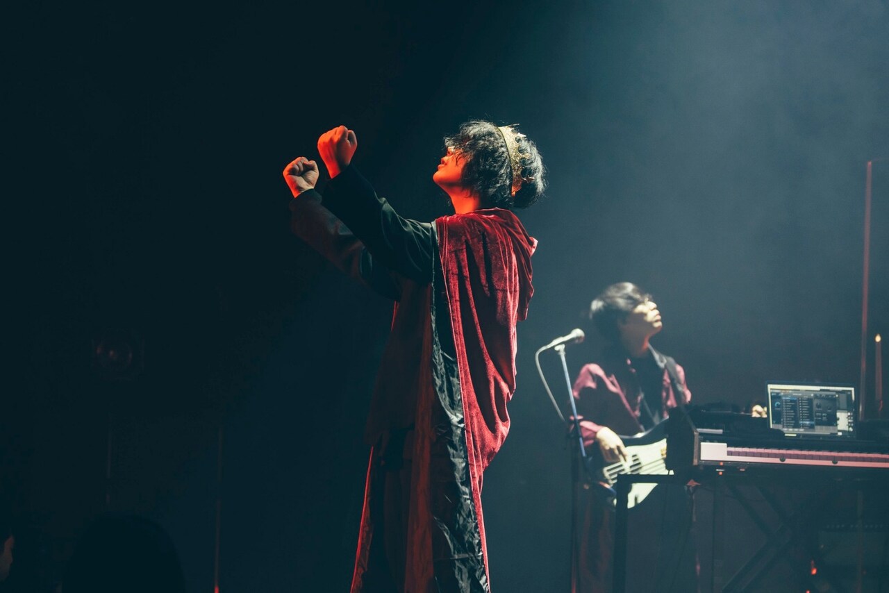 Galileo Galileiの演劇と音楽が融合した「Tour M」期間限定配信、“忘年会”ライブをYouTube生配信